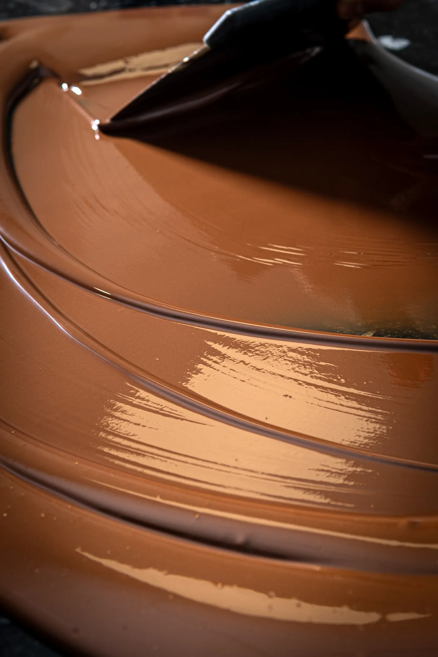 Le chocolat travaillé et tempéré à la main dans l'atelier Pure Artisan Chocolatier